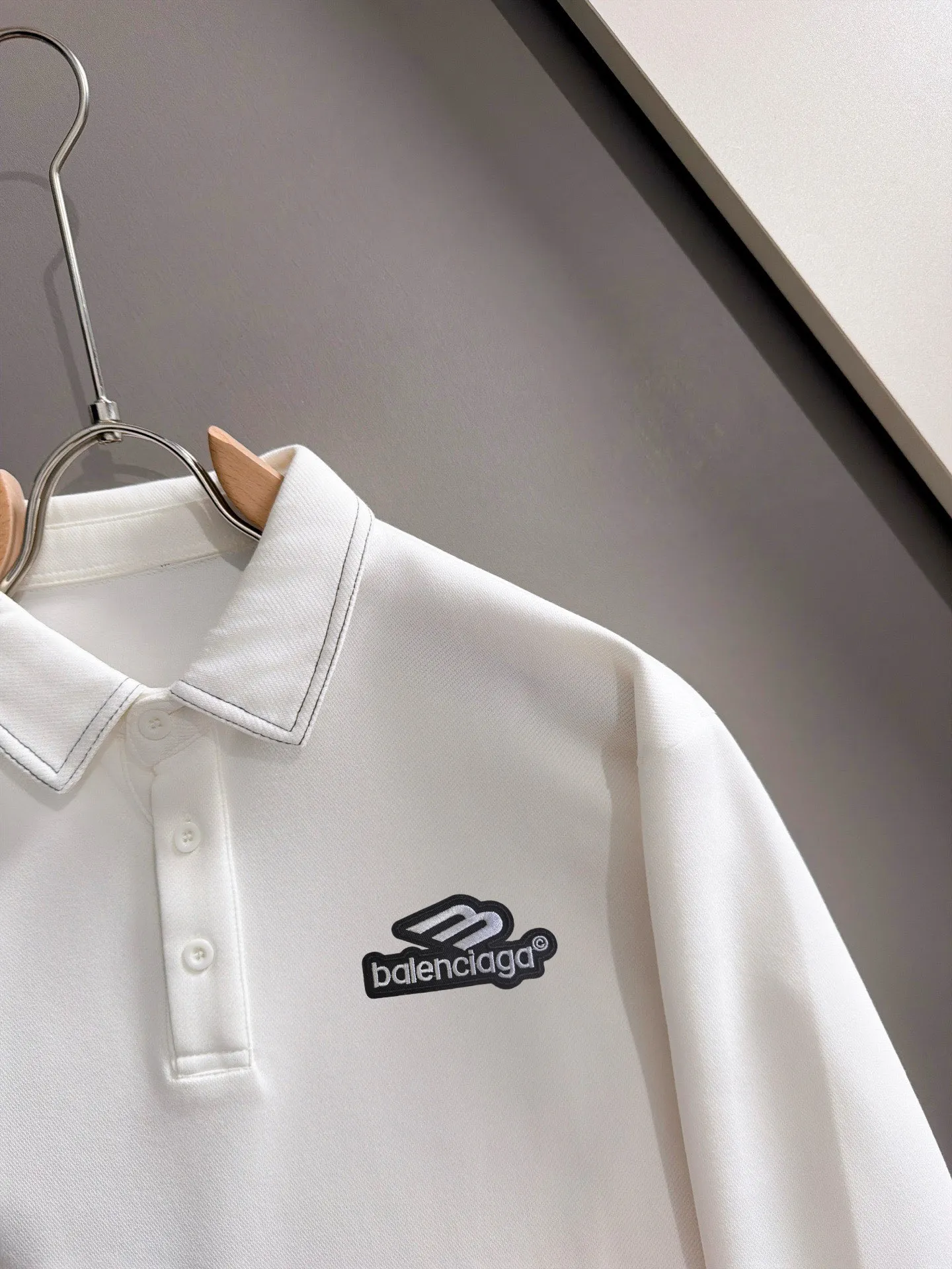 Balenciaga 2026 Long Sleeve Lapel Sweatshirt for Men and Women Same Style Many Stars Same Style, Top Original Version Feel Free to Compare🆚The fabric is custom-dyed and lightly sprayed and distressed. The fabric, material, and details are consistent with the original version. Special cotton and linen fabrics are used. The cost of the fabric is extremely expensive. It is twice as expensive as pure cotton materials. We will do our best at all costs. Three standards are complete. The comparison between non-market products and my fabrics is very different. Only the top version is made! Size: M-4XL